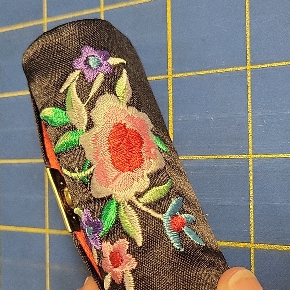 Embroidered Black Lipstick Holder New - Picture 2 of 3